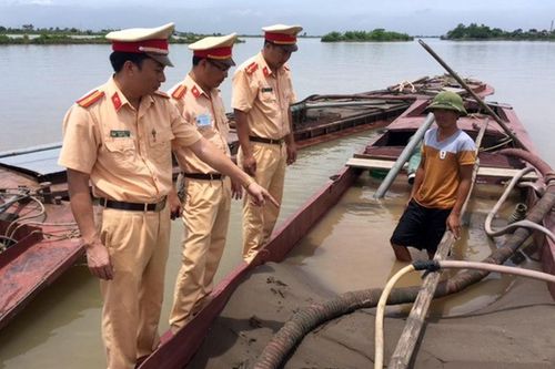 Cảnh sát vây bắt nhiều tàu khai thác cát trái phép trên sông Hồng