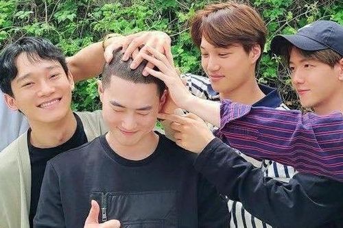 Mỹ nam EXO cạo đầu, bí mật lên đường nhập ngũ