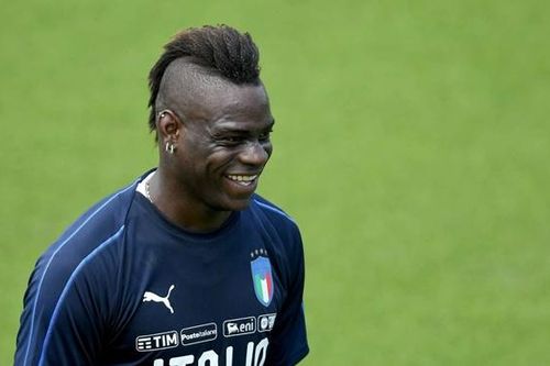 Balotelli hài hước trải lòng về việc cách li: 'Tôi phải ăn cả bìa các-tông, gặm tường để sống'