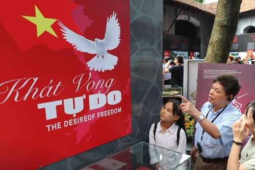 Kỷ niệm 130 năm Ngày sinh Chủ tịch Hồ Chí Minh: Trưng bày 'Khát vọng tự do' của các chiến sĩ bị địch bắt tù đầy