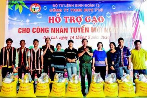 Công ty 715 trao hơn 230 suất quà tặng công nhân