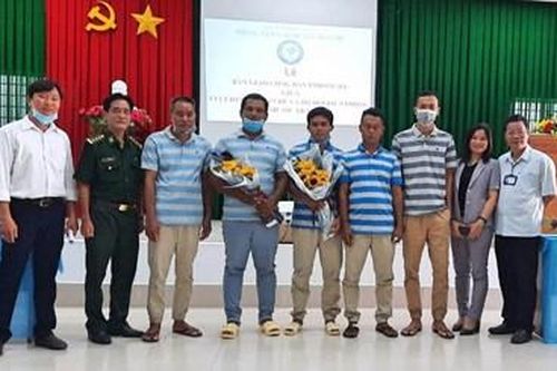 Bàn giao 5 thuyền viên Indonesia được cứu nạn trên vùng biển Sóc Trăng về nước