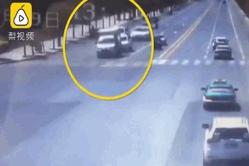 Video' xe tải bị 'ma ám' thổi bay lên không trung