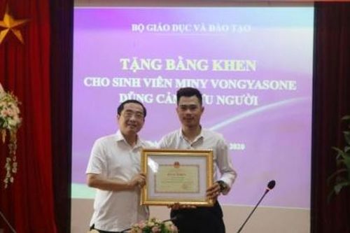 Bộ trưởng Bộ GD&ĐT tặng bằng khen cho nam sinh viên Lào liều mình cứu người đuối nước