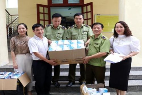 Bàn giao trên 16.000 khẩu trang cho Sở Y tế Ninh Bình