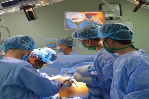 Liên tiếp phẫu thuật thay khớp háng cho 2 bệnh nhân cao tuổi tim đập rất chậm
