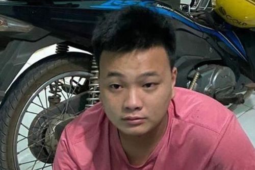 Đột nhập nhà vệ sinh trường tiểu học, gã trai dâm ô bé gái