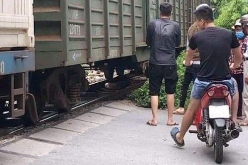 Người phụ nữ mới sinh bỏ lại xe đạp điện lao vào tàu hỏa