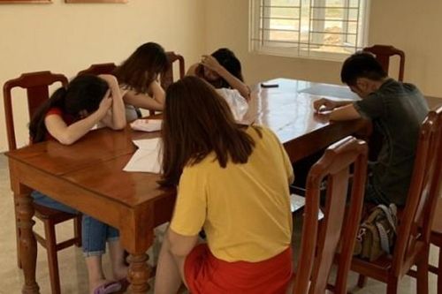 Cùng lúc bắt giữ 4 cặp nam nữ mua bán dâm tại nhà nghỉ ở TP Đồng Hới