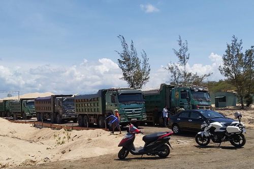 Lợi dụng dọn dẹp mặt bằng để khai thác cát lậu ở khu nghỉ dưỡng Free Land