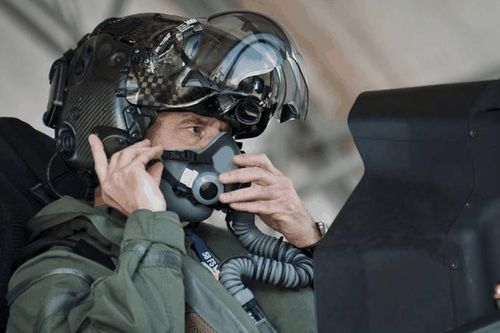 Chiếc mũ bay đắt ngang siêu xe của phi công F-35