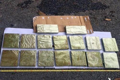 Bắt quả tang các đối tượng giấu 16 bánh heroin trong lốp xe tải
