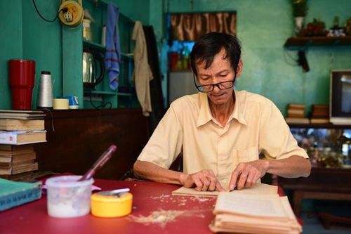 Người phục chế sách cũ cuối cùng ở Sài Gòn