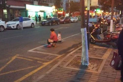 Con trai bị chỉ trích gay gắt vì để bố mẹ già ngồi giữ chỗ đỗ xe bất kể mưa nắng
