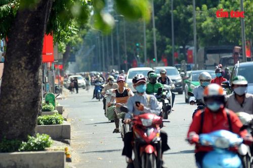 Người dân TP Hồ Chí Minh đối diện với đợt nắng nóng cao điểm trên diện rộng