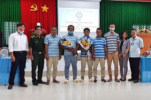 Bàn giao 5 thuyền viên Indonesia được cứu nạn trên vùng biển Sóc Trăng về nước