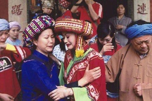 Phong tục đám cưới kỳ lạ: Nhà gái phải khóc như mưa một tháng trước đám cưới