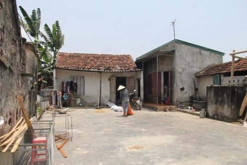 Đôi chân gầy của người mẹ đi tìm công lý cho con tàn tật bị hiếp dâm