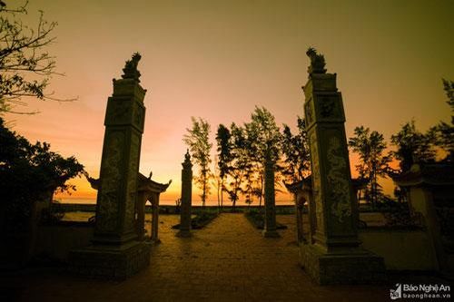 Ngắm bình minh tuyệt đẹp từ ngôi đền hàng trăm năm tuổi ở Quỳnh Lưu