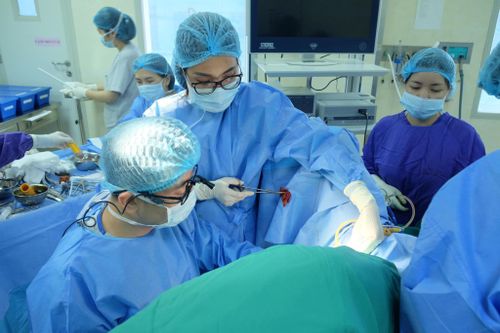 Phẫu thuật thành công cho bé gái 12 tuổi bị dị tật màng trinh không thủng