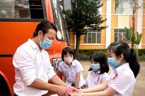 Phòng dịch trên xe buýt, xe đưa đón học sinh: Không lơ là, chủ quan