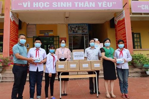 Tặng nước sát khuẩn, khẩu trang và quà cho trường học gặp khó khăn