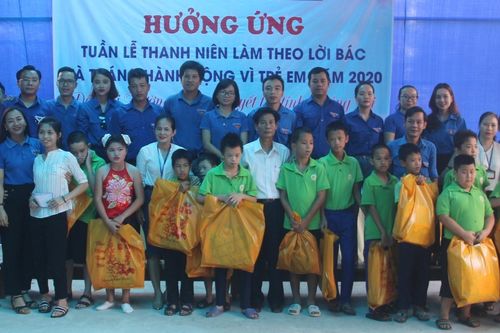 Tặng 194 suất quà cho trẻ em khuyết tật, nạn nhân da cam/dioxin