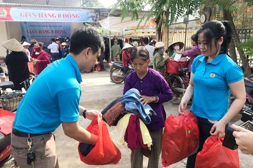 Hơn 10.000 sản phẩm được trao tại 'Phiên chợ nghĩa tình'