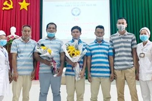 Bàn giao 5 thủy thủ người Indonesia gặp nạn trên biển Sóc Trăng