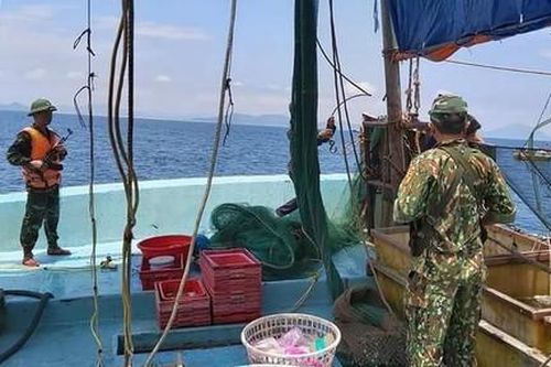 Nổ súng trấn áp bắt tàu giã cào đâm tàu biên phòng