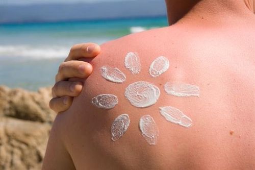 Đi tắm biển, cô gái bị bỏng nắng phải nhập viện khẩn cấp