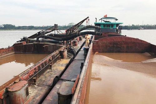 Bắt giữ 8 phương tiện khai thác cát trái phép lòng sông Hồng