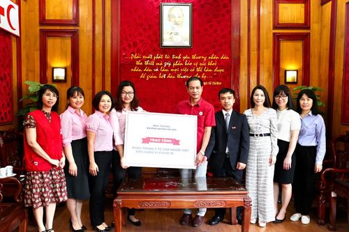 Phụ huynh và giáo viên tặng 1 vạn khẩu trang y tế cho người Việt ở nước ngoài