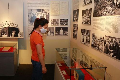 Trưng bày triển lãm Luôn có Bác trong tim: Đóa hoa tươi thắm dâng Người