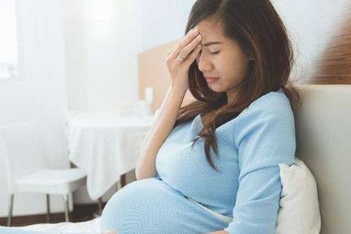 Sau 5 năm, tôi đã sinh con đầu lòng trong sự mong ngóng của mẹ chồng, ngày đến thăm, bà đi ô tô nhưng món quà bà mang theo khiến tôi nín lặng