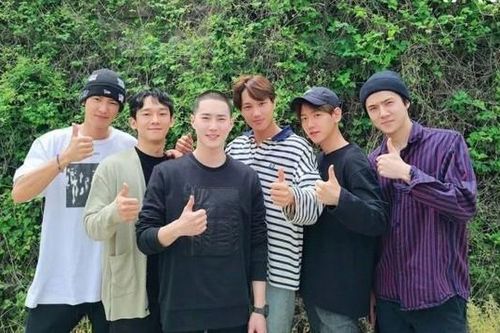 Suho nhập ngũ được một ngày, EXO đã gặp phải kha khá tin đồn bất lợi