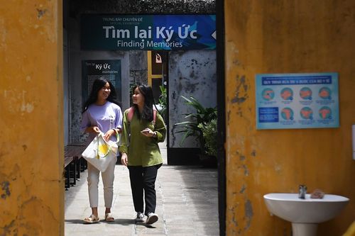 Đền Ngọc Sơn, nhà tù Hỏa Lò vắng khách trong ngày mở cửa trở lại
