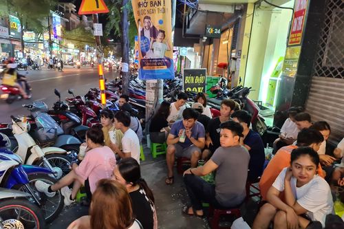 Hàng quán vỉa hè từ chối khách vì quá đông