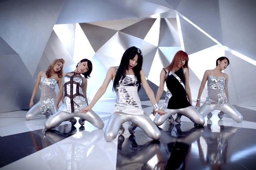 Những động tác vũ đạo bị chỉ trích phản cảm của nhóm nữ Kpop