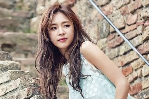 'Bình hoa di động' màn ảnh Hàn tuyên bố kết hôn vào tháng 6