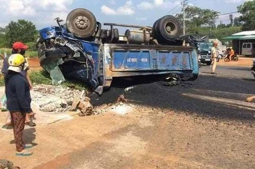 Ôtô tải đi lùi tông chết một phụ nữ