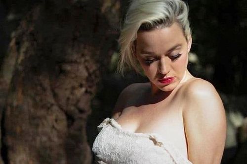Katy Perry khoe bụng bầu 8 tháng trong MV mới