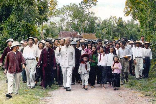 Bài 2: Không có gì lớn hơn Nhân dân