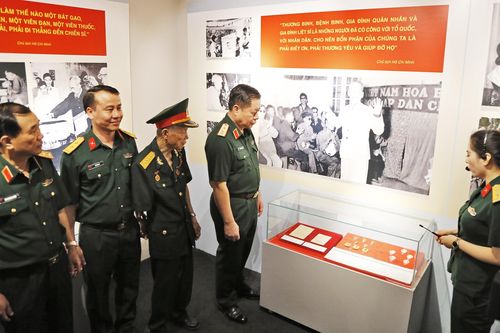 'Luôn có Bác trong tim'- nhiều tư liệu, hiện vật quý được giới thiệu