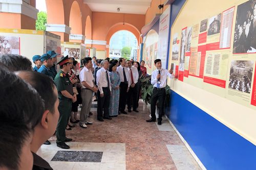 Khai mạc 2 chuyên đề 'Hồ Chí Minh - Những nét phác họa chân dung' và 'Những tấm gương bình dị mà cao quý'
