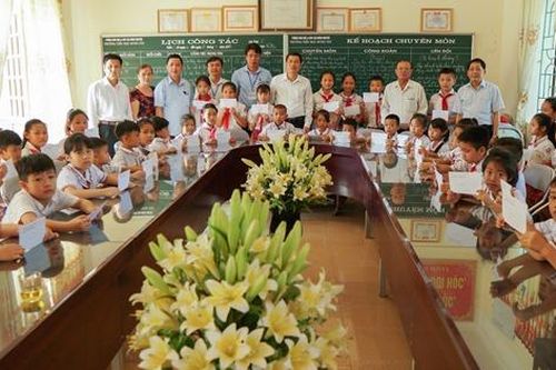 Giám đốc Sở GD&ĐT Nghệ An trao 50 suất học bổng cho học sinh vùng khó