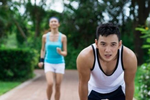 Đeo khẩu trang khi chạy bộ, chàng trai Trung Quốc bị thủng phổi