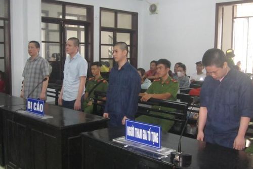 Cuộc vây bắt đối tượng cùng lúc ôm 4 khẩu súng