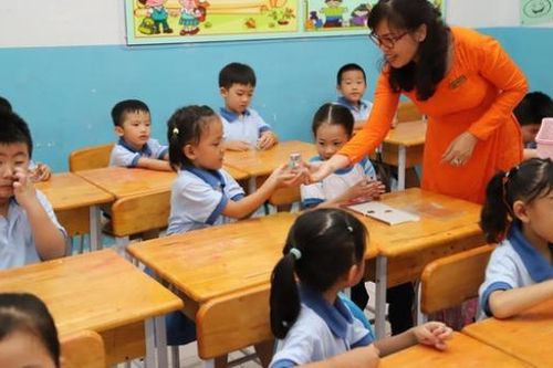 Thầy cô giúp học sinh 'làm đẹp', rèn nếp sinh hoạt những ngày đầu trở lại trường