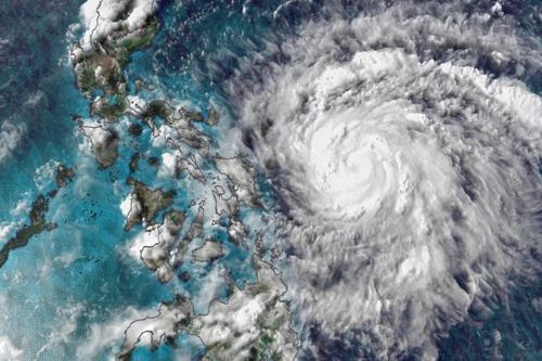 Philippine: Vừa chống bão vừa chống COVID-19, người sơ tán phải đeo khẩu trang